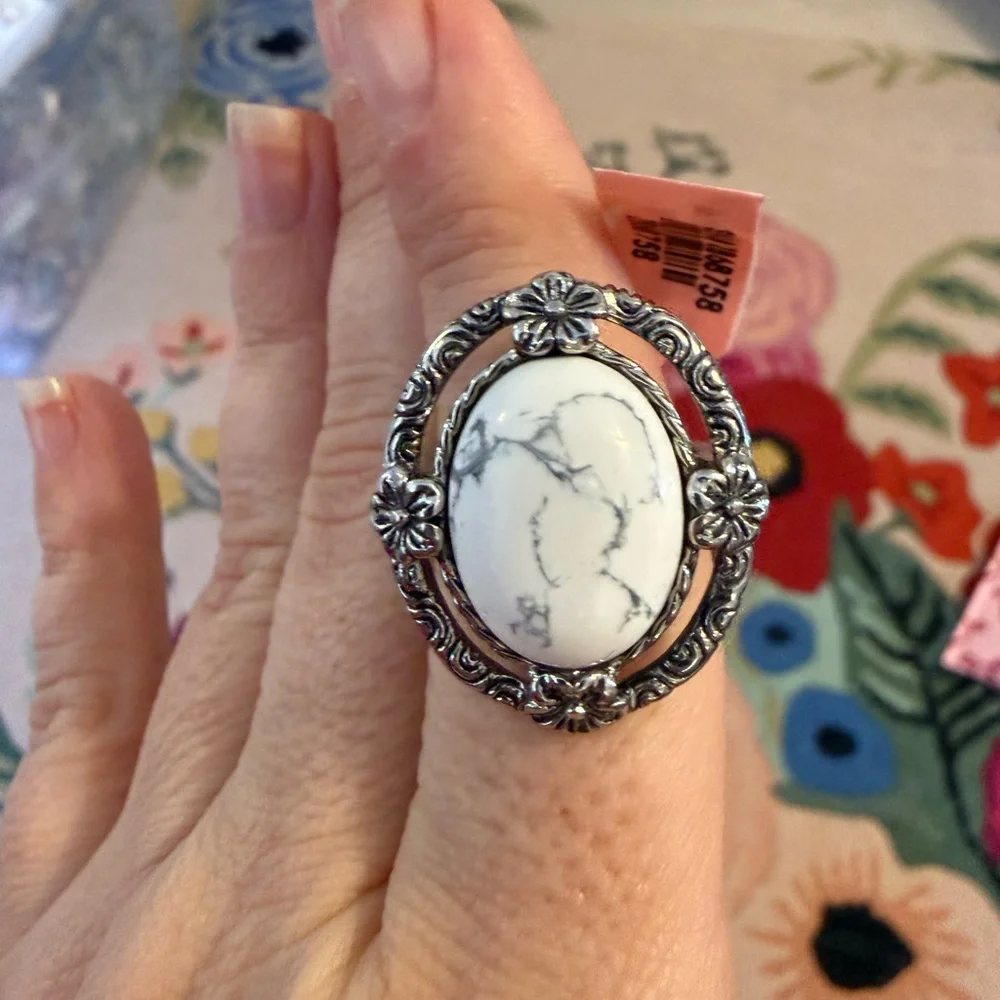 Vintage-Inspired Silver and Cream‎ Necklace Set